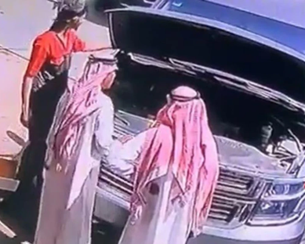 شاهد: سرقة سيارة اثناء تصليحها وأمام عين صاحبها