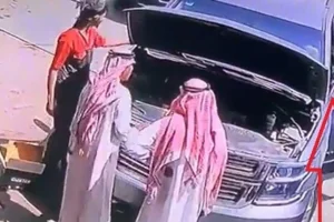 شاهد: سرقة سيارة اثناء تصليحها وأمام عين صاحبها
