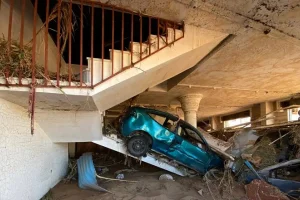 ناجون يروون أهوال الكارثة التي هزت درنة : السيارات إنقلبت فوق المباني