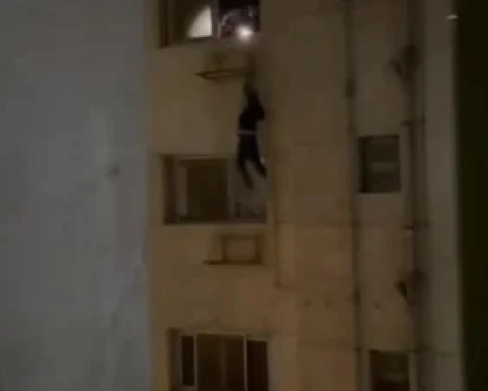 فيديو الحرامي يصدم المصريين.. تدلى من أعلى برج سكني