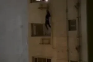 فيديو الحرامي يصدم المصريين.. تدلى من أعلى برج سكني