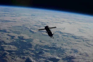 إنجاز سعودي غير مسبوق: تصنيع مادة نانوية لإصلاح الغضاريف في الفضاء