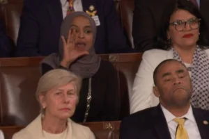 إلهان عمر ورشيدة طليب تصرخان في وجه ترامب كاذب وقاتل!