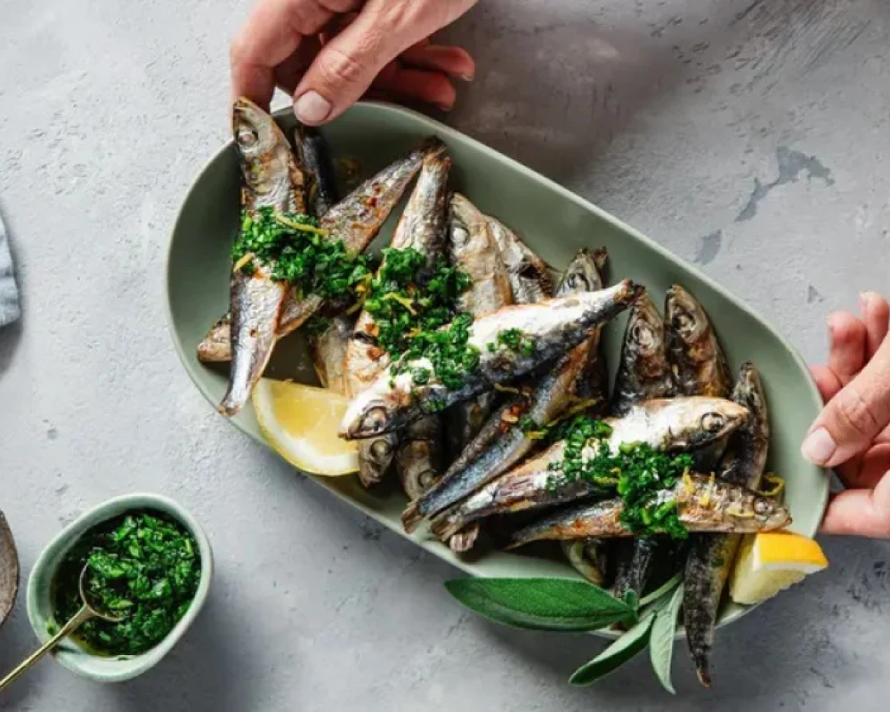 السردين أم التونة .. أيهما أغنى بأحماض أوميغا-3 والبروتين؟