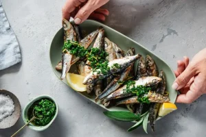 السردين أم التونة .. أيهما أغنى بأحماض أوميغا-3 والبروتين؟