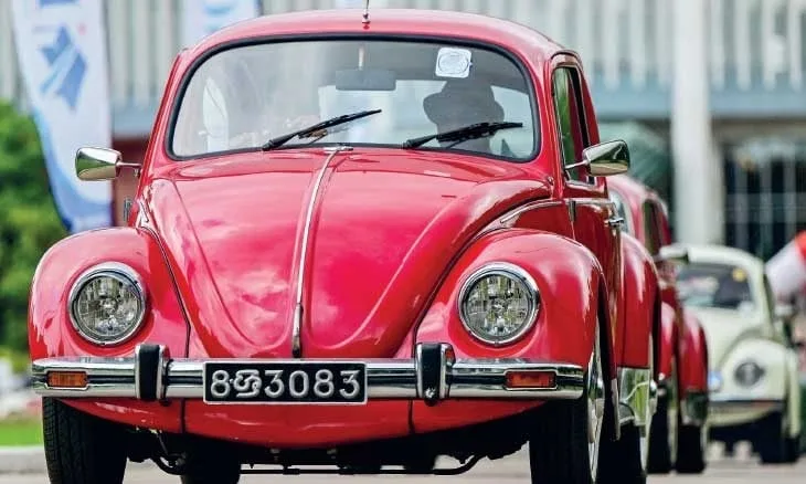 وداعا للسيارات ومرحبا بالقنابل.. انقلاب فولكس فاغن وأخواتها في أوروبا