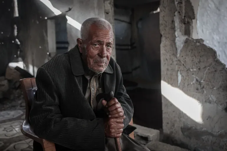 من النكبة إلى أنقاض غزة.. فلسطيني يمضي عمره بين التهجير والنزوح