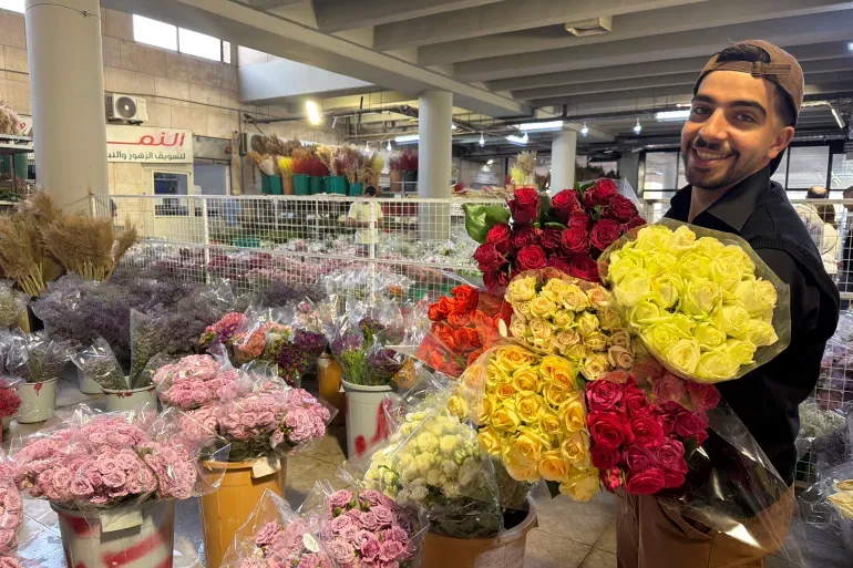 بورصة زهور عمّان.. سوق تُدفع فيه النقود بأوراق الورد