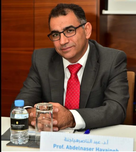 إشكالية النظرية والتطبيق: دراسة القانون مثالاً
