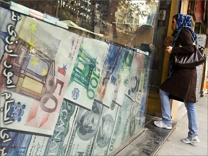 دولارات المنازل.. هكذا يهرب الإيرانيون من تآكل الرواتب