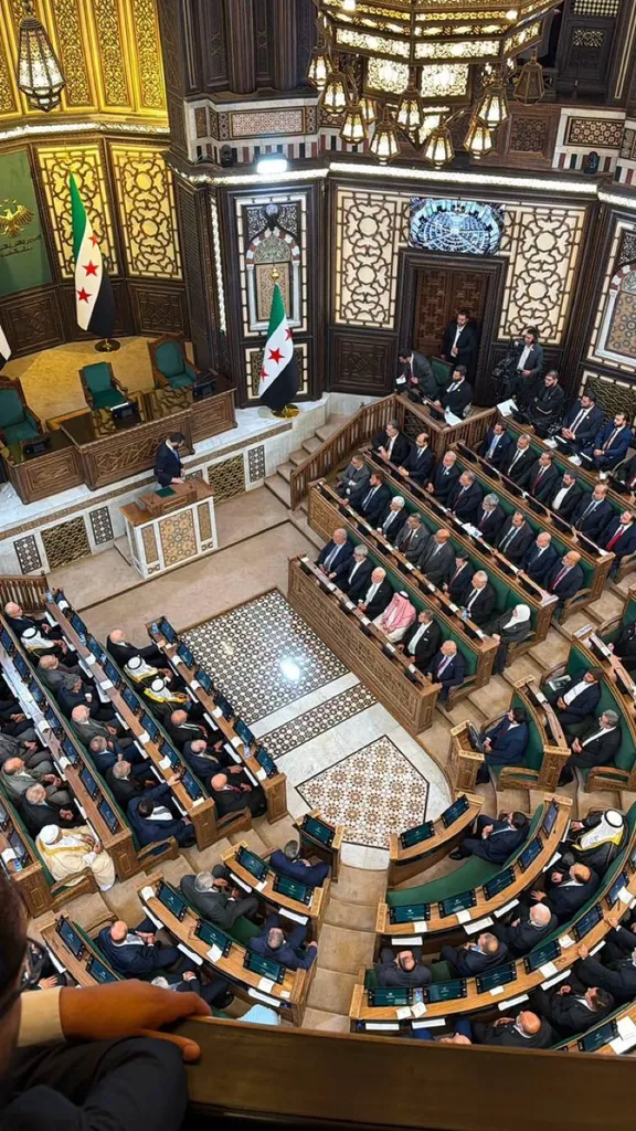 لا تصفيق ولا هتافات .. كيف قرأ السوريون أول جلسة لمجلس الشعب الجديد؟