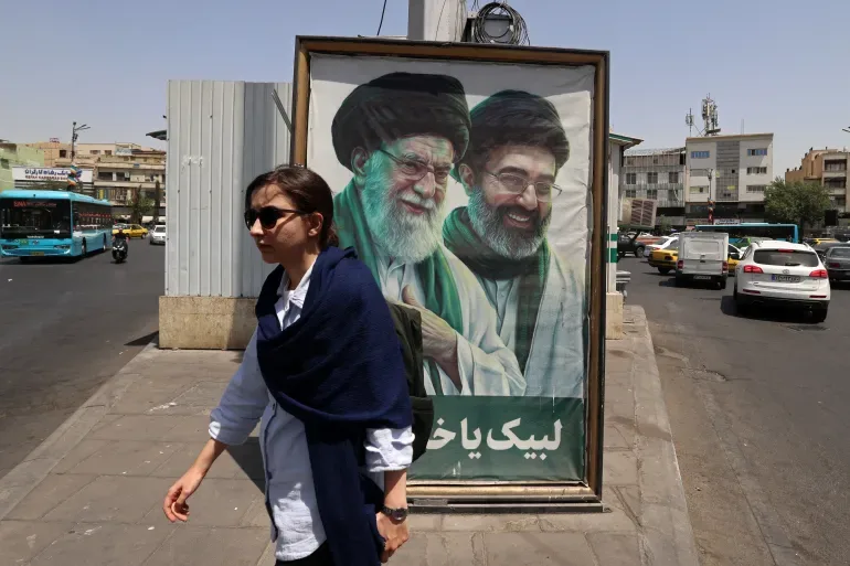 بين الملاجئ ورُسل الورق.. كيف يطارد الموساد و"سي آي إيه" مجتبى خامنئي؟