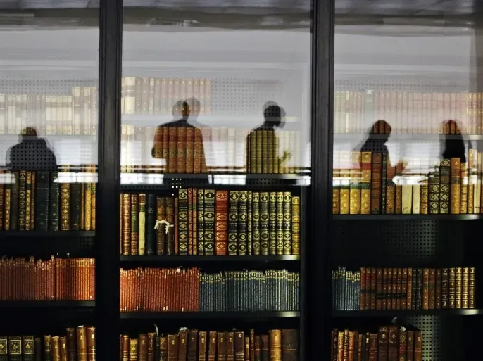 عقدة الدونية.. عندما يتحول المثقف المهاجر لمخبر
