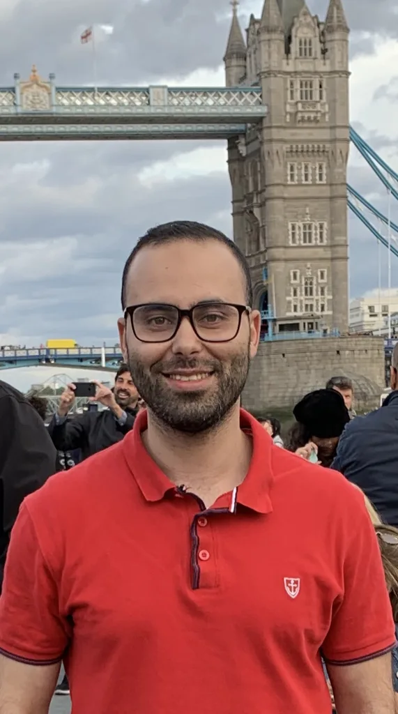 بالغربة فكر تصبح غنيا!