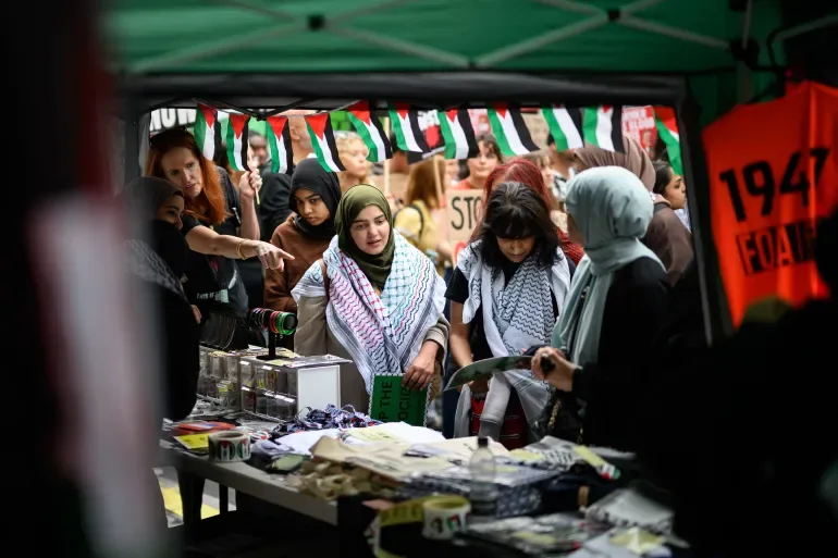 هل يصبح البيض أقلية؟ قصة الأسطورة التي صنعت جحيم المسلمين في الغرب